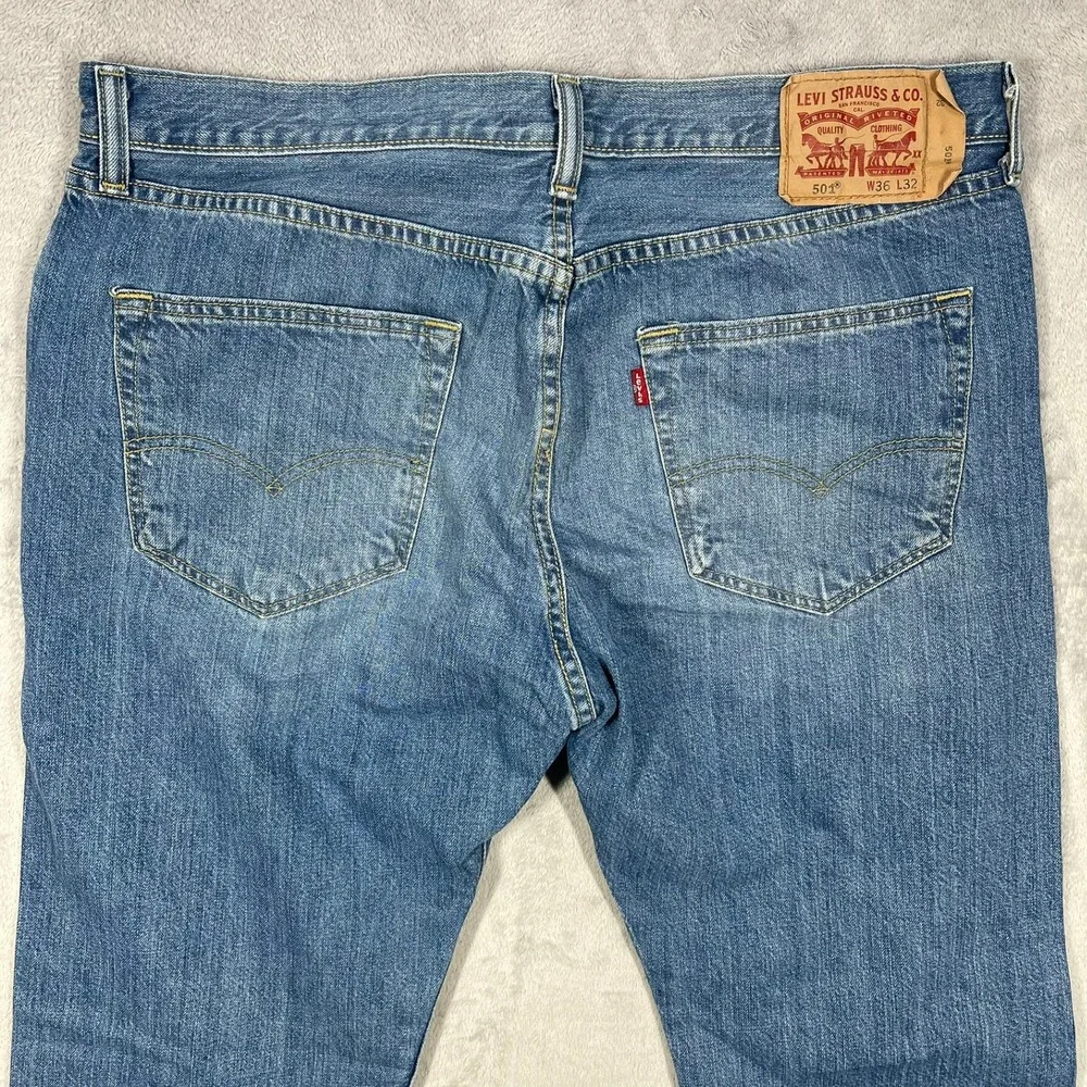 Levi's 501 Jeans Mens 38x31 Blue Distressed Straight Leg Button Fly READ
